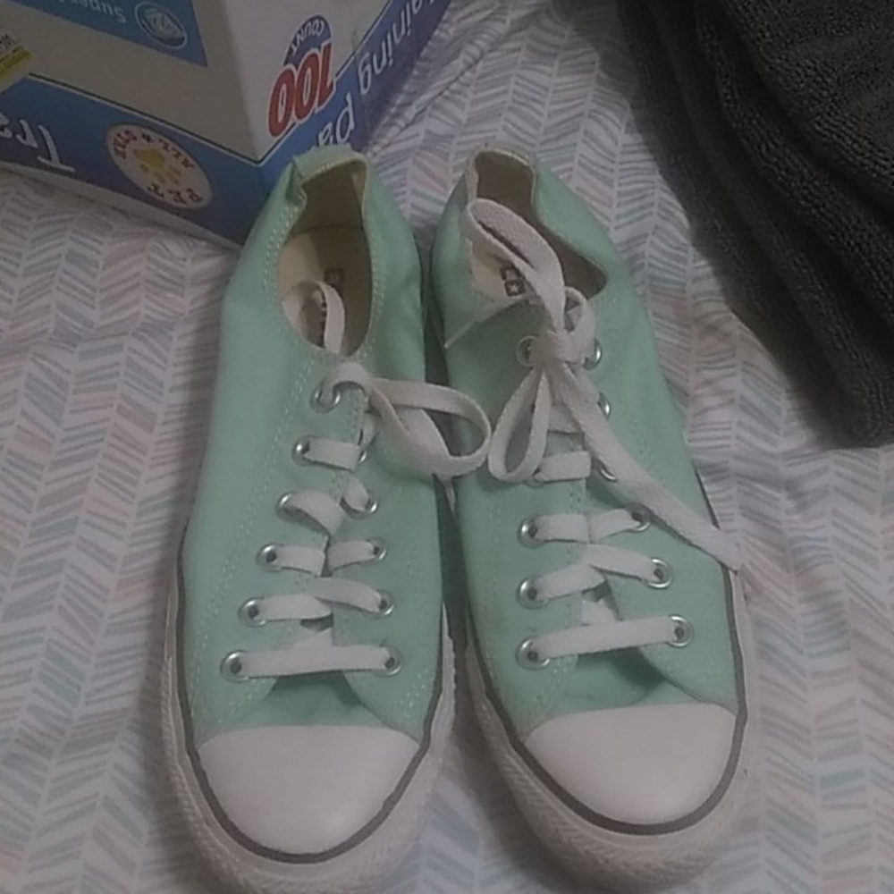 Tennis shoes